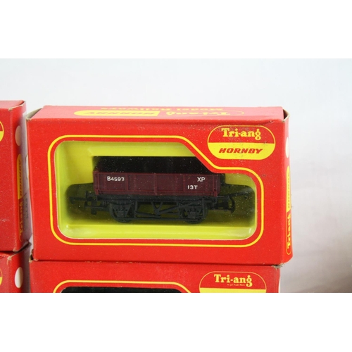 217 - 18 Boxed Triang / Hornby items of OO gauge model railway to include R402 Operating Mail Coach, R458 ... 