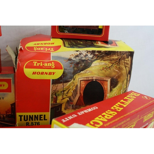 217 - 18 Boxed Triang / Hornby items of OO gauge model railway to include R402 Operating Mail Coach, R458 ... 