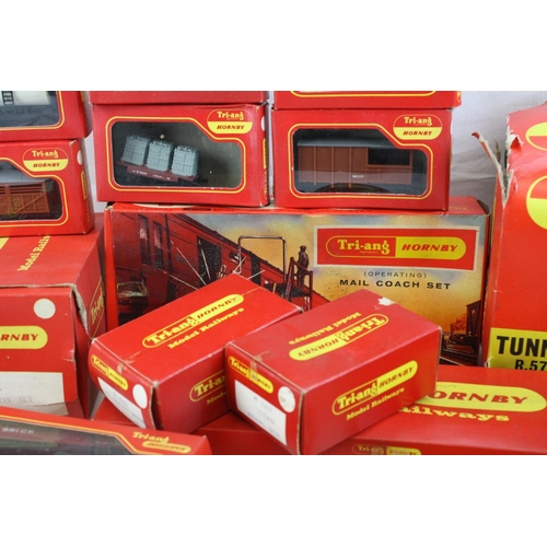 217 - 18 Boxed Triang / Hornby items of OO gauge model railway to include R402 Operating Mail Coach, R458 ... 