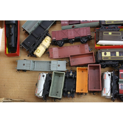 218 - 25 OO gauge items of rolling stock to include Hornby, Triang & Hornby Dublo, featuring coaches, tank... 