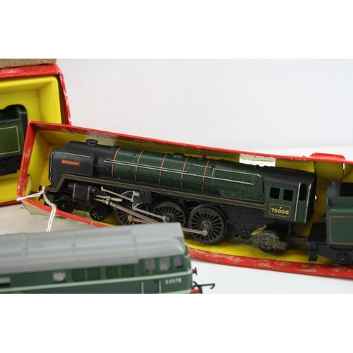 219 - Boxed Triang Hornby OO gauge Flying Scotsman locomotive plus Triang R259 Britannia locomotive and Tr... 