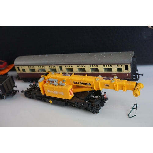 230 - 40 OO gauge items of rolling stock to include Bachmann, Kibri, Triang etc featuring coaches, wagons,... 