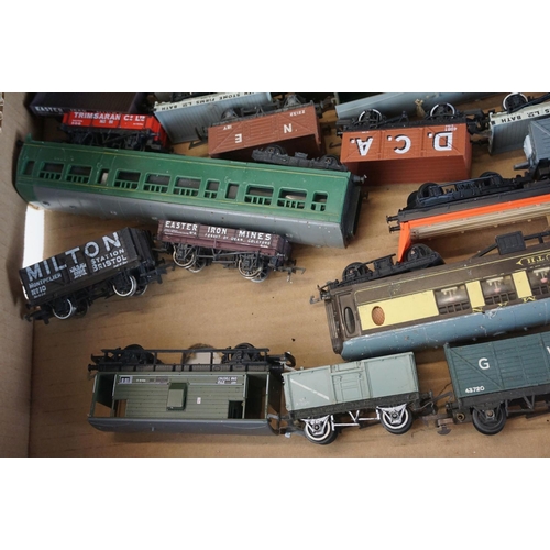 230 - 40 OO gauge items of rolling stock to include Bachmann, Kibri, Triang etc featuring coaches, wagons,... 