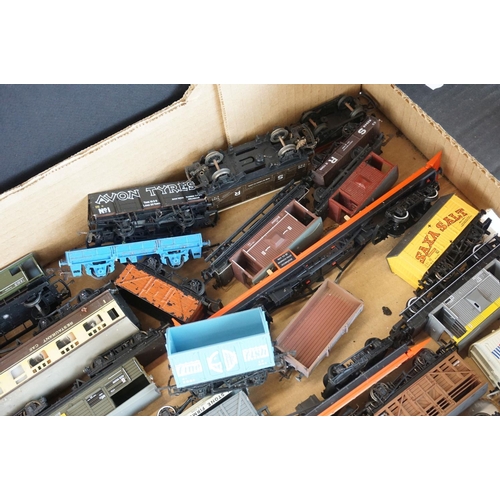 230 - 40 OO gauge items of rolling stock to include Bachmann, Kibri, Triang etc featuring coaches, wagons,... 