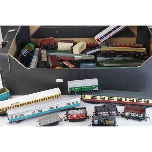 231 - 40 OO gauge items of rolling stock to include Bachmann, Hornby, Triang etc featuring coaches, wagons... 