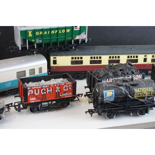 231 - 40 OO gauge items of rolling stock to include Bachmann, Hornby, Triang etc featuring coaches, wagons... 