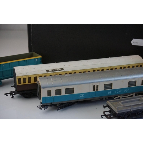 231 - 40 OO gauge items of rolling stock to include Bachmann, Hornby, Triang etc featuring coaches, wagons... 