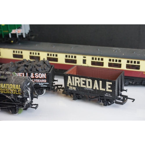 231 - 40 OO gauge items of rolling stock to include Bachmann, Hornby, Triang etc featuring coaches, wagons... 