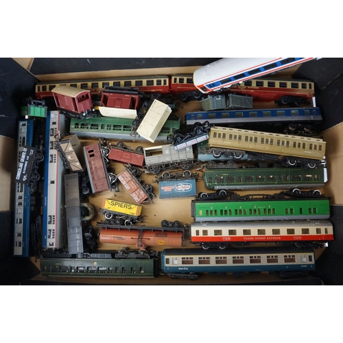 231 - 40 OO gauge items of rolling stock to include Bachmann, Hornby, Triang etc featuring coaches, wagons... 