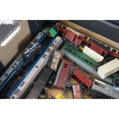 231 - 40 OO gauge items of rolling stock to include Bachmann, Hornby, Triang etc featuring coaches, wagons... 