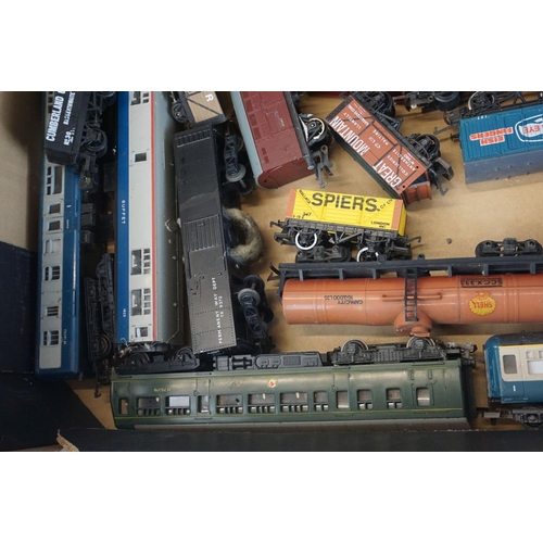 231 - 40 OO gauge items of rolling stock to include Bachmann, Hornby, Triang etc featuring coaches, wagons... 