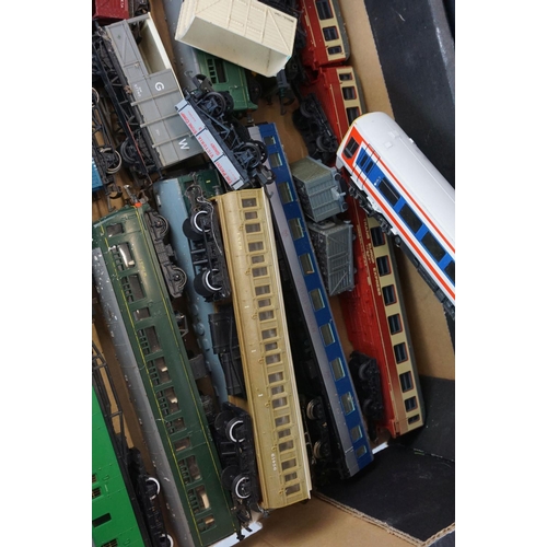 231 - 40 OO gauge items of rolling stock to include Bachmann, Hornby, Triang etc featuring coaches, wagons... 