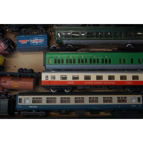 231 - 40 OO gauge items of rolling stock to include Bachmann, Hornby, Triang etc featuring coaches, wagons... 