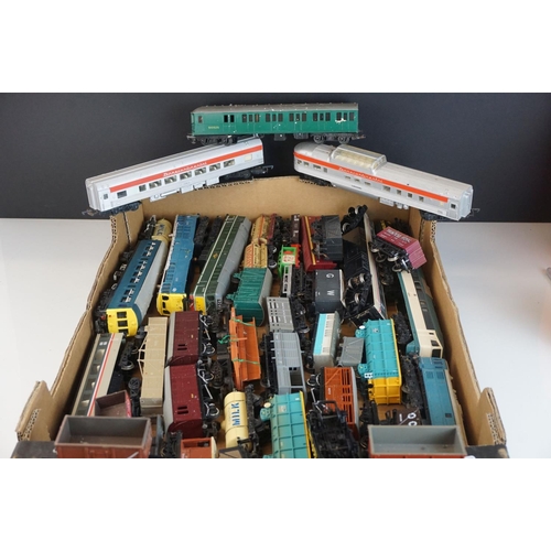 232 - 43 OO gauge items of rolling stock to include Bachmann, Hornby, Triang etc featuring coaches, wagons... 