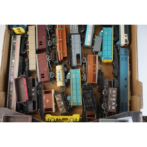 232 - 43 OO gauge items of rolling stock to include Bachmann, Hornby, Triang etc featuring coaches, wagons... 