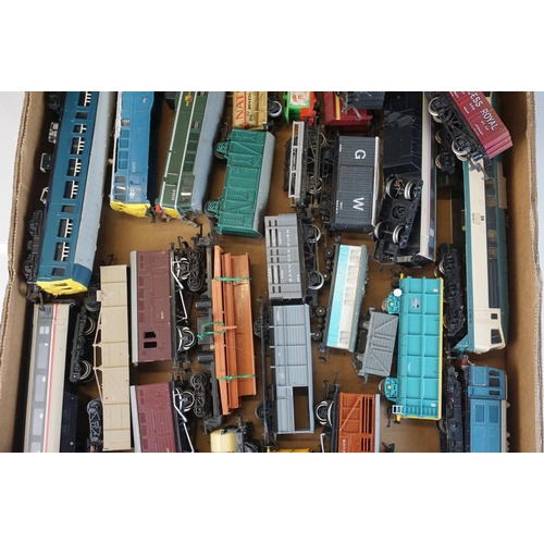 232 - 43 OO gauge items of rolling stock to include Bachmann, Hornby, Triang etc featuring coaches, wagons... 