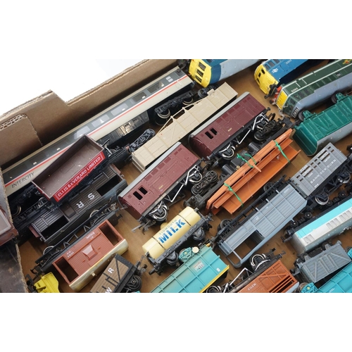 232 - 43 OO gauge items of rolling stock to include Bachmann, Hornby, Triang etc featuring coaches, wagons... 