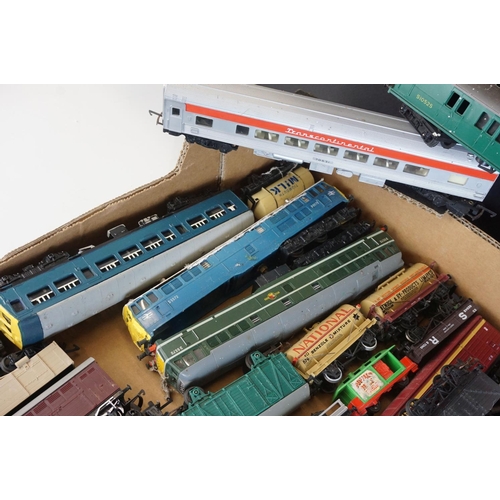 232 - 43 OO gauge items of rolling stock to include Bachmann, Hornby, Triang etc featuring coaches, wagons... 