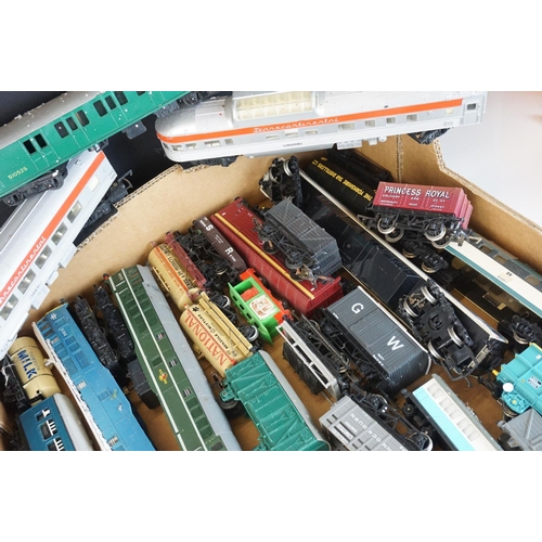 232 - 43 OO gauge items of rolling stock to include Bachmann, Hornby, Triang etc featuring coaches, wagons... 