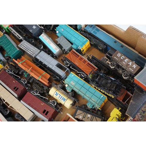 232 - 43 OO gauge items of rolling stock to include Bachmann, Hornby, Triang etc featuring coaches, wagons... 