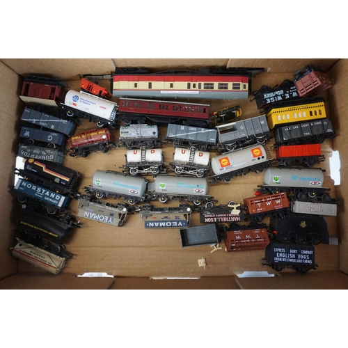 237 - 40 OO gauge items of rolling stock to include Triang, Lima, Hornby etc