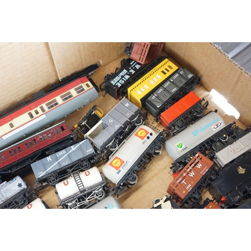 237 - 40 OO gauge items of rolling stock to include Triang, Lima, Hornby etc