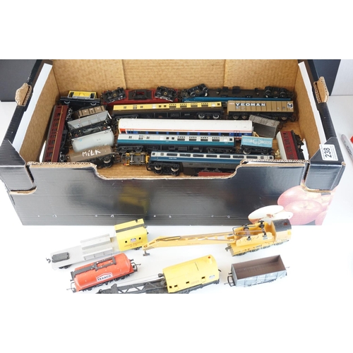 238 - 22 OO gauge items of rolling stock to include Hornby, Bachmann, Triang etc featuring coaches, wagons... 