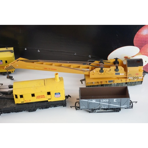 238 - 22 OO gauge items of rolling stock to include Hornby, Bachmann, Triang etc featuring coaches, wagons... 