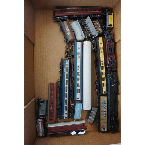 238 - 22 OO gauge items of rolling stock to include Hornby, Bachmann, Triang etc featuring coaches, wagons... 