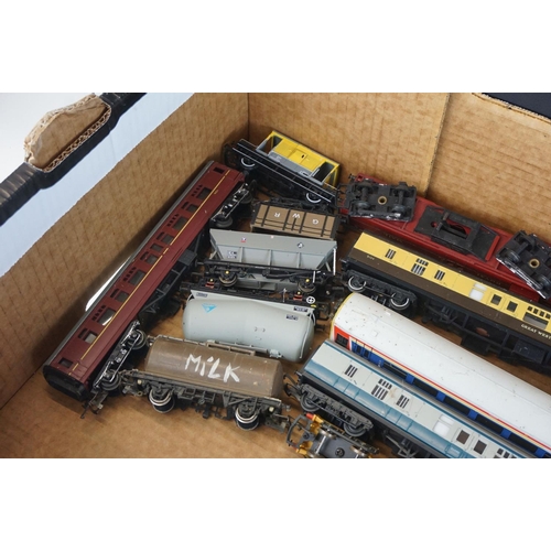 238 - 22 OO gauge items of rolling stock to include Hornby, Bachmann, Triang etc featuring coaches, wagons... 