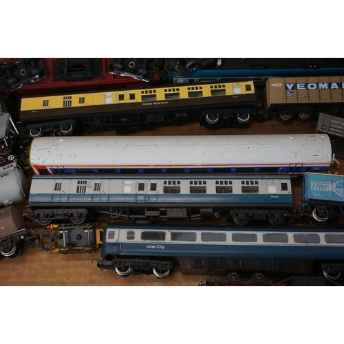 238 - 22 OO gauge items of rolling stock to include Hornby, Bachmann, Triang etc featuring coaches, wagons... 