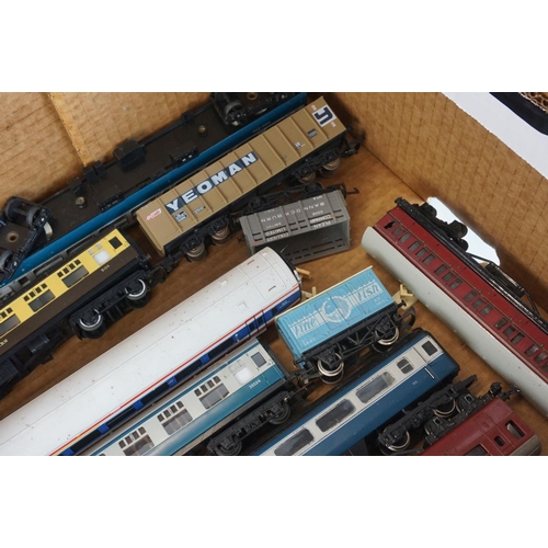 238 - 22 OO gauge items of rolling stock to include Hornby, Bachmann, Triang etc featuring coaches, wagons... 