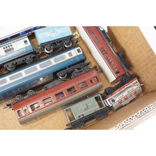 238 - 22 OO gauge items of rolling stock to include Hornby, Bachmann, Triang etc featuring coaches, wagons... 