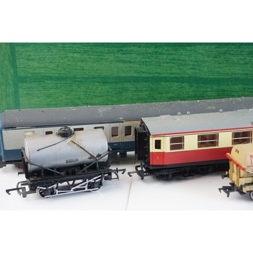 239 - 45 OO gauge items of rolling stock to include Hornby, Triang, Bachmann etc, mainly tankers and wagon... 