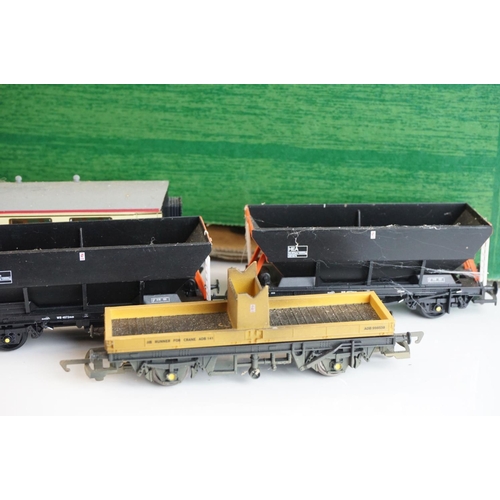 239 - 45 OO gauge items of rolling stock to include Hornby, Triang, Bachmann etc, mainly tankers and wagon... 