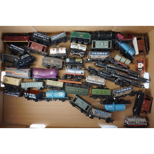 239 - 45 OO gauge items of rolling stock to include Hornby, Triang, Bachmann etc, mainly tankers and wagon... 