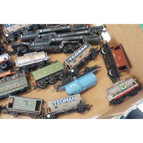 239 - 45 OO gauge items of rolling stock to include Hornby, Triang, Bachmann etc, mainly tankers and wagon... 