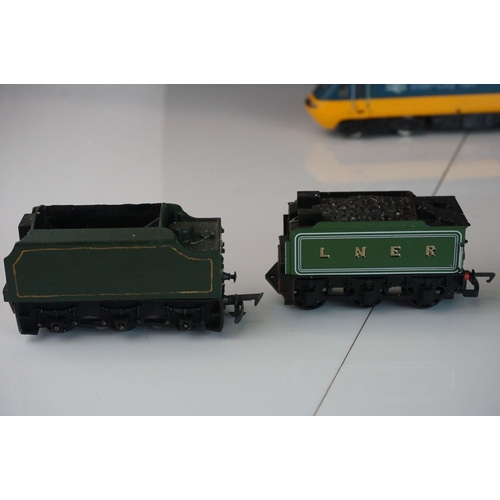 240 - 11 OO gauge locomotive to include Hornby St Frusquin 4-6-2 with tender, Triang Hornby Sir Dinadan et... 