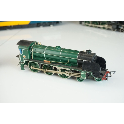 240 - 11 OO gauge locomotive to include Hornby St Frusquin 4-6-2 with tender, Triang Hornby Sir Dinadan et... 