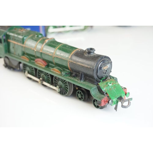 240 - 11 OO gauge locomotive to include Hornby St Frusquin 4-6-2 with tender, Triang Hornby Sir Dinadan et... 