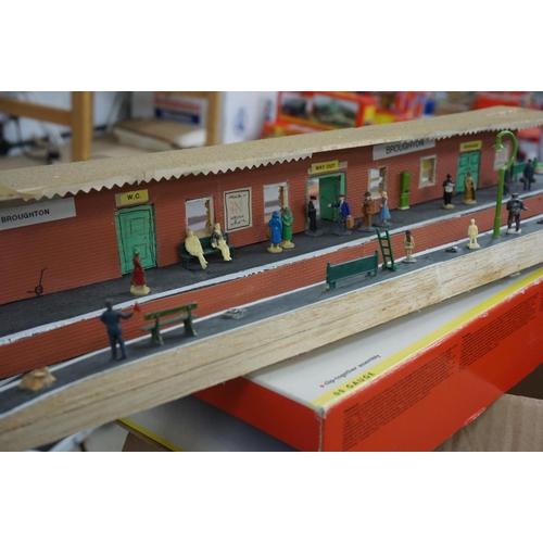 241 - 44 OO gauge items of rolling stock to include Hornby, Triang, Lima, Hornby Dublo etc plus a boxed Ho... 