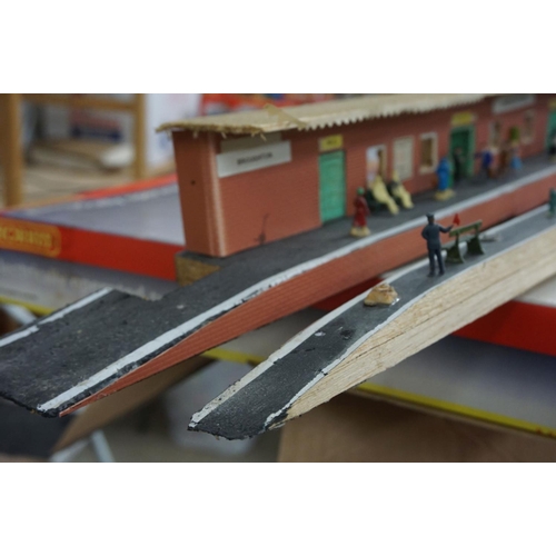 241 - 44 OO gauge items of rolling stock to include Hornby, Triang, Lima, Hornby Dublo etc plus a boxed Ho... 