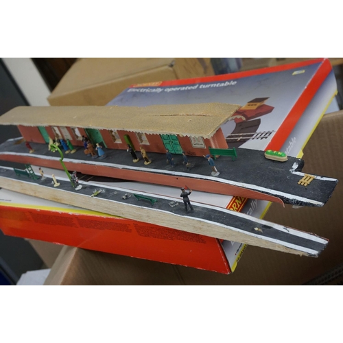 241 - 44 OO gauge items of rolling stock to include Hornby, Triang, Lima, Hornby Dublo etc plus a boxed Ho... 