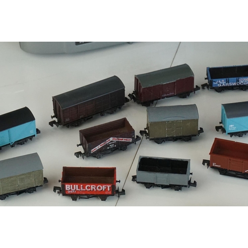 244 - 31 N gauge items of rolling stock to include Peco, Graham Farish, Trix etc featuring vans and wagons... 