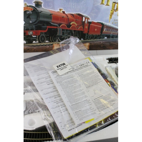 27 - Boxed Hornby OO Gauge Harry Potter and The Chamber of Secrets Hogwarts Express electric train set, t... 