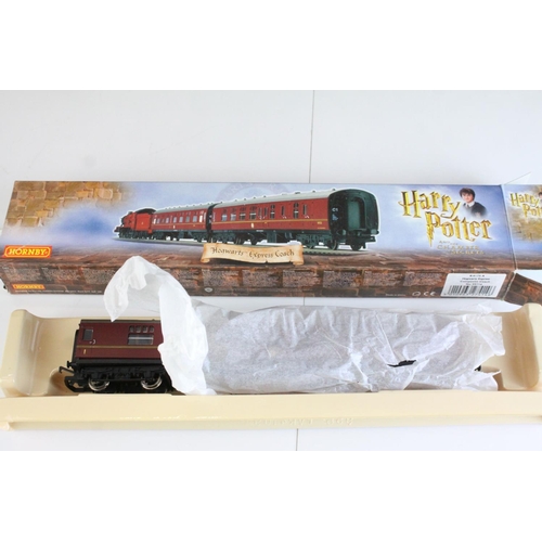 27 - Boxed Hornby OO Gauge Harry Potter and The Chamber of Secrets Hogwarts Express electric train set, t... 