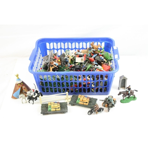 279 - Quantity of mainly Britains plastic soldiers, figures & accessories to include American Civil War, K... 