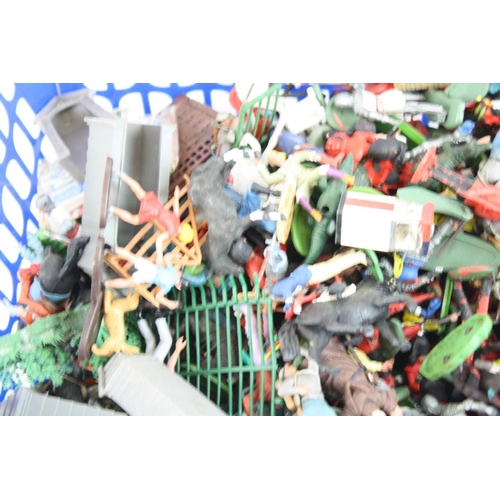 279 - Quantity of mainly Britains plastic soldiers, figures & accessories to include American Civil War, K... 