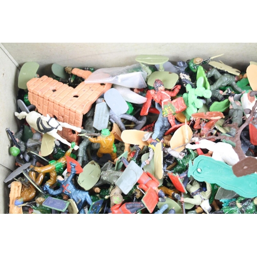 284 - Quantity of plastic figures and soldiers to include Brtiains, Timpo etc, some horseback, various reg... 