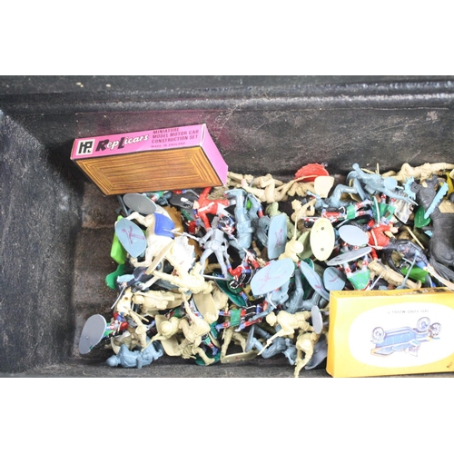 309 - Quantity of circa 1970s / 80s plastic figures and soldiers to include Britains